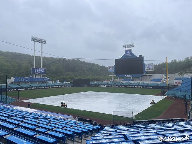 22일 삼성 라이온즈와 KIA 타이거즈의 맞대결이 예고된 대구 삼성라이온즈파크에 비가 내리고 있다. 엑스포츠뉴스 대구, 최원영 기자