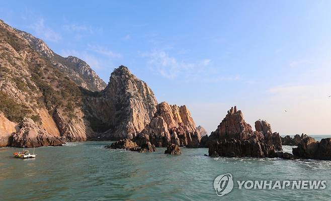 홍도 슬픈여 (신안=연합뉴스) 진성철 기자 = 2월 7일 촬영한 전남 신안군 흑산면 홍도의 슬픈여. 칠형제바위로도 불린다. 2023.2.7 zjin@yna.co.kr