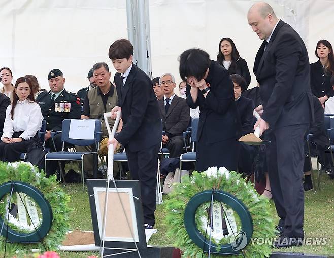 참전용사여, 편히 잠드소서 (부산=연합뉴스) 강선배 기자 = 22일 부산 남구 유엔기념공원 참전용사 묘역에서 한국전쟁 캐나다 참전용사 고(故) 윌리엄 크라이슬러 씨의 유해 안장식이 진행되고 있다. 2025.4.22 sbkang@yna.co.kr