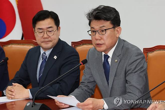 발언하는 진성준 정책위의장 (서울=연합뉴스) 김주성 기자 = 더불어민주당 진성준 정책위의장이 22일 서울 여의도 국회에서 열린 원내대책회의에서 발언하고 있다. 2025.4.22 utzza@yna.co.kr