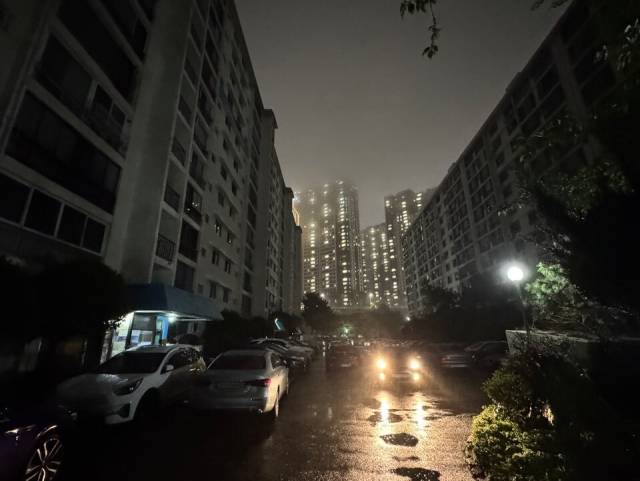 22일 저녁 부산 수영구 남천동 삼익비치 아파트 215·216동의 불이 꺼져 있는 모습. 손희문 기자