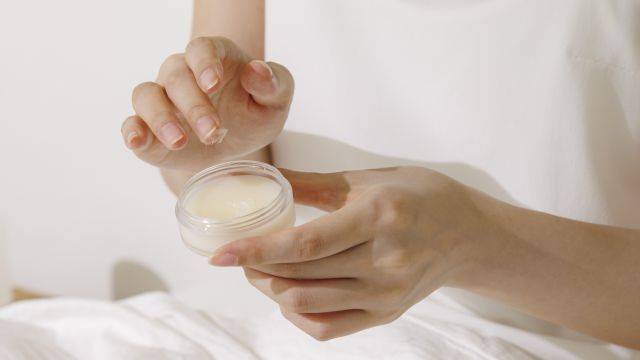 립밤은 종류에 따라 사용법이 다를 수 있다|출처: 클립아트코리아