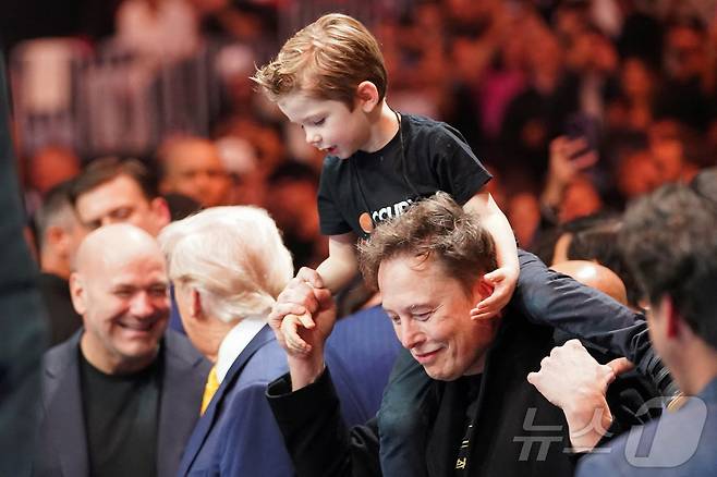 일론 머스크 테슬라 CEO와 아들 X가 12일(현지시간) 플로리다주 마이애미 카세야 센터에서 열린 UFC 경기를 관람하기 위해 도널드 트럼프 대통령과 도착을 하고 있다. 2025.04.13 ⓒ 로이터=뉴스1 ⓒ News1 우동명 기자