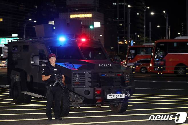 서울시 신림역, 성남시 서현역 등에서 흉기난동 사건이 연이어 발생하자 경찰 당국이 특별치안 활동을 선포한 2023년 8월 4일 오후 서울시 강남구 지하철 강남역 인근에 경찰특공대와 전술장갑차가 배치돼 있다. 2023.8.4/뉴스1 ⓒ News1 이승배 기자