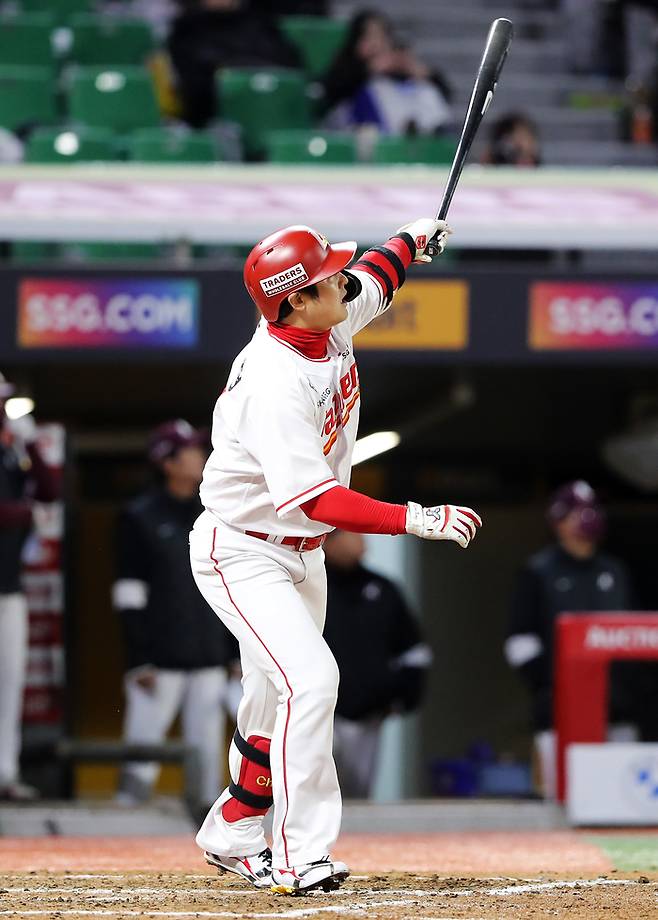 SSG 최정이 인천SSG랜더스필드에서 열린 2025 KBO리그 시범경기 키움전에서 홈런을 터뜨리고 있다. 사진 | SSG 랜더스