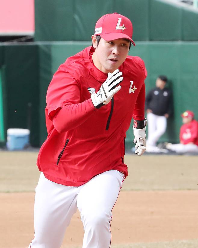 SSG 최정이 인천SSG랜더스필드에서 열린 2025 KBO리그 시범경기 LG전에 앞서 훈련하고 있다. 사진 | SSG 랜더스