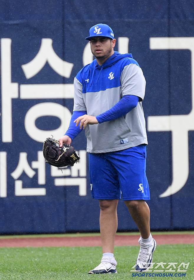 하루 종일 비가 내린 22일 대구 삼성라이온즈파크 삼성 선발 후라도가 외야 그라운드에 나와 훈련을 소화하고 있다. 대구=박재만 기자 pjm@sportschosun.com