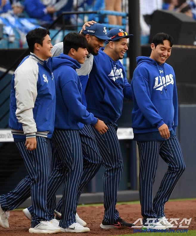 지난 6일 한화전 동료 레예스가 승리 투수가 되자 더 기뻐했던 후라도.