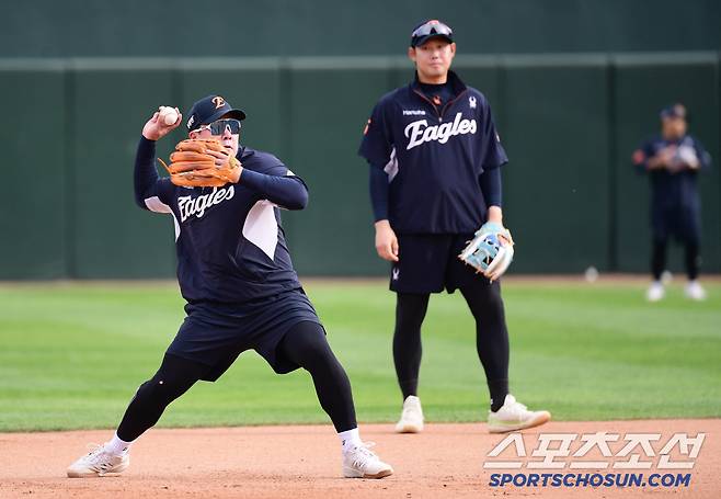 23일 부산 사직야구장에서 열리는 롯데와 한화의 경기. 수비 훈련을 하고 있는 안치홍. 부산=송정헌 기자songs@sportschosun.com/2025.04.23/