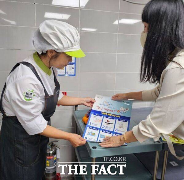 대전 서구는 안전한 먹거리 안전 강화를 위해 23일부터 5월 중순까지 소규모 배달음식점 1565개소를 선정해 위생 관리 실태를 집중적으로 점검한다. 사진은 소비자식품위생감시원 위생점검 모습 /대전 서구