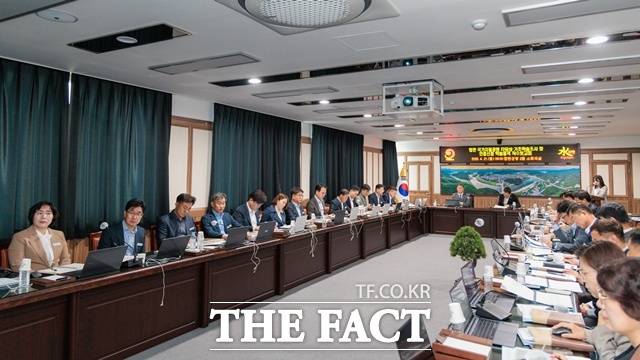 합천운석충돌구 국가지질공원 인증 용역 착수 보고회 모습 /합천군