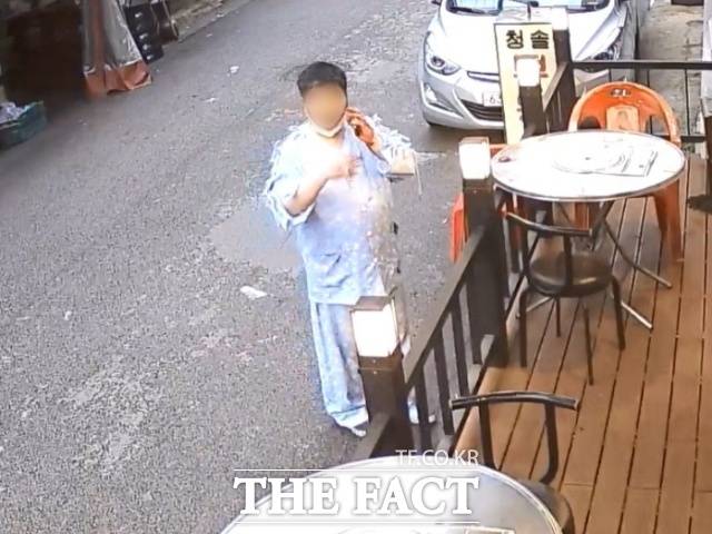 서울 강북구 서울 지하철 4호선 미아역 인근의 한 마트에서 환자복 차림의 30대 남성이 지난 22일 오후 6시20분께 '묻지마 칼부림' 난동을 벌인 후 식당 앞에서 담배를 피고 있다. /독자 제공