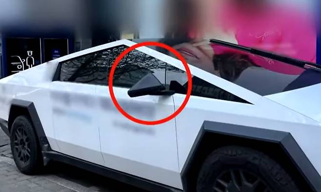 A씨의 발길질로 파손된 사이버트럭 사이드미러 모습. /JTBC