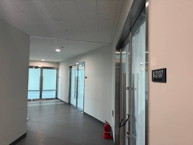 지난 16일 오전 11시 경기 고양시 덕은지구에 위치한 한 지식산업센터 21층 전경. 14실 가운데 5실을 제외한 9실은 문을 잠궜거나 비어있다. /사진=박지윤기자