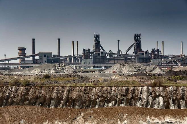 잉글랜드 동부 도시 스컨소프에 위치한 브리티시 스틸의 스컨소프 제철소 모습. 철광석 광산이 있던 지역이어서 160년 전부터 제철소가 운영됐다. 하지만 철광석 광산은 문을 닫은 지 오래고, 스컨소프는 항구와 멀리 떨어져 있어서 지금은 제철소를 운영하기에 썩 좋지 않은 위치다. 브리티시 스틸 제공