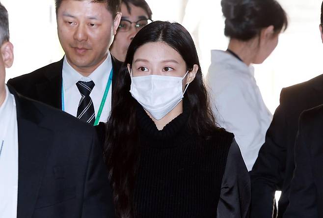 입시비리 혐의로 1심에서 벌금형을 선고받은 조국 조국혁신당 전 대표의 딸 조민씨가 23일 서울 서초구 서울중앙지방법원에서 허위작성공문서행사, 업무방해, 위계공무집행방해 혐의 관련 2심 선고 공판에 출석하고 있다. 2025.4.23 뉴스1