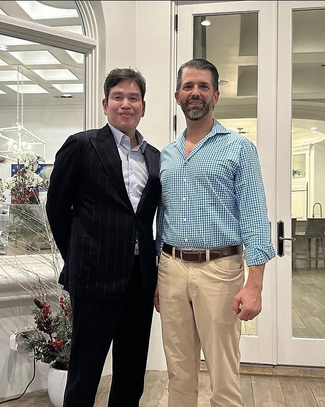 정용진 신세계그룹 회장(왼쪽)과 도널드 트럼프 미국 대통령의 장남 트럼프 주니어. 신세계그룹 제공