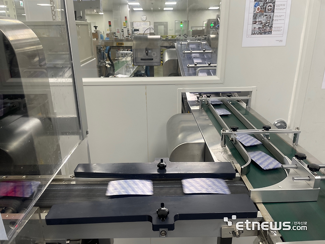 알피바이오의 원라인 공정 시스템. 포장실까지 레일 위에 제품이 담겨져 자동으로 운송된다. 사람 손을 거치지 않는 만큼 오류 발생을 최소화할 수 있다.