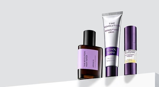 (이미지 제공=에이블씨엔씨) 에이블씨엔씨 미샤의 베스트셀러 '타임 레볼루션 나이트 리페어 앰플5X'와 신제품 '타임 레볼루션 레티놀 500샷 크림과 앰플'
