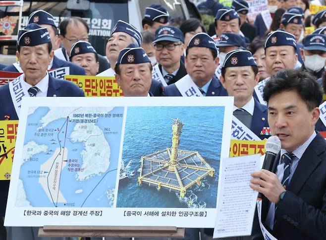 지난 3월 서울 중구 서울중앙우체국 앞에서 열린 '서해 무단 설치 중국 인공구조물 철거 촉구' 집회에서 한 참석자가 구조물을 설명하고 있다. 연합뉴스