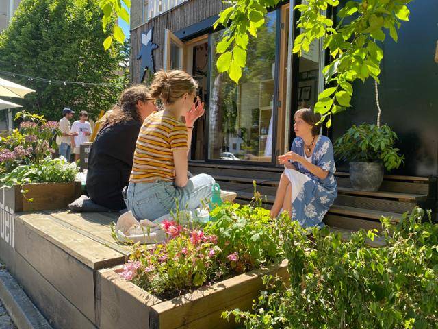 덴마크 코펜하겐에서 운영하는 휴먼 라이브러리이다. 사람과의 일대일 대화를 통해 사람, 사회에 대한 고정관념, 편견, 차별 등을 허물어내며 견고한 사회적 교량이 되고 있다. 사전 신청을 받아 'books of the day'를 들려준다. Gradynewsource