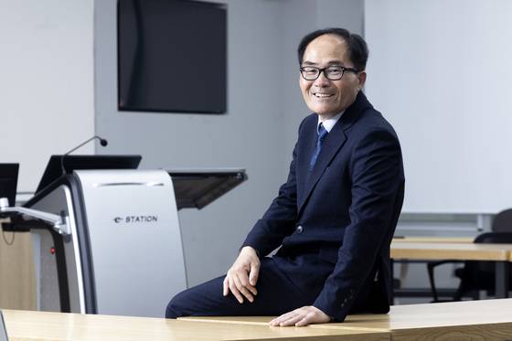 마흔까지 수박 농사 짓다가 러시아 유학 10년 만에 세계 최고 수준인 러시아 우주항공 분야에서 박사 학위를 맏은 공근식 박사를 지난 18일 성균관대 국제관에서 만났다. 장진영 기자