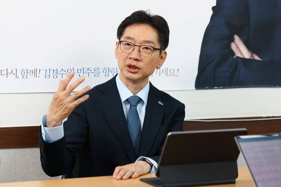 김경수 더불어민주당 대선 경선 후보가 21일 캠프 사무실에서 중앙일보와 인터뷰하고 있다. 김현동 기자.