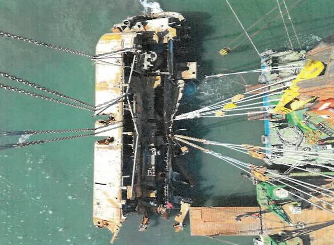 12년 전 침몰한 대영P-1호가 인양되고 있다. 사진 인천지방해양수산청