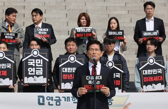 김문수 후보가 11일 서울 여의도 국회 본청 계단 앞에서 열린 연금개혁청년행동 주최 '연금개악 규탄 집회'에서 발언하고 있다. 연합뉴스