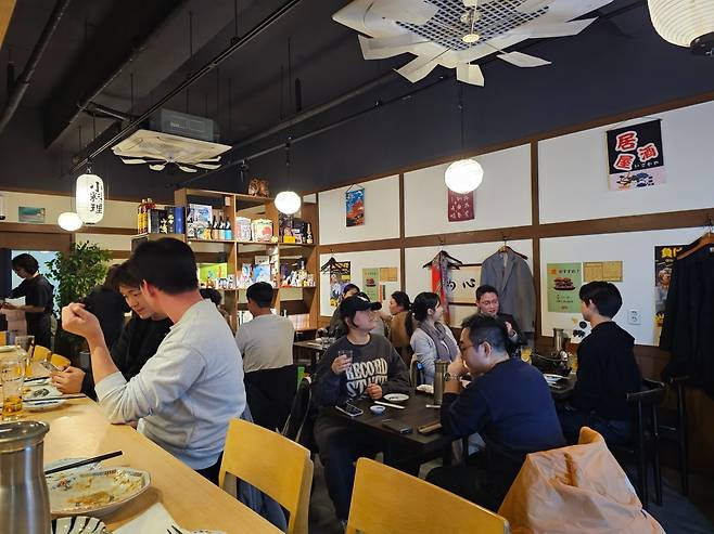 서울 금호동의 한 사케바에서 사람들이 일식과 사케를 즐기고 있다. 배태웅 기자