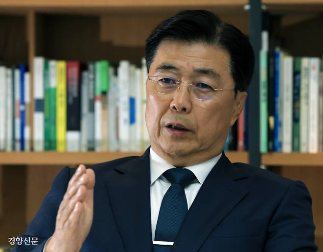 홍장원 전 국가정보원 1차장이 17일 서울 정동 경향신문사에서 ‘윤석열 전 대통령의 불법계엄과 탄핵심판’ 등과 관련해 인터뷰를 하고 있다. 서성일 선임기자