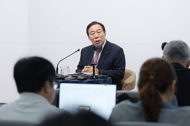 최민호 세종시장이 23일 열린 기자회견에서 이재명 더불어민주당 대선 경선 후보의 ‘해양수산부 부산 이전’ 공약에 대한 입장을 밝히고 있다. 세종시 제공