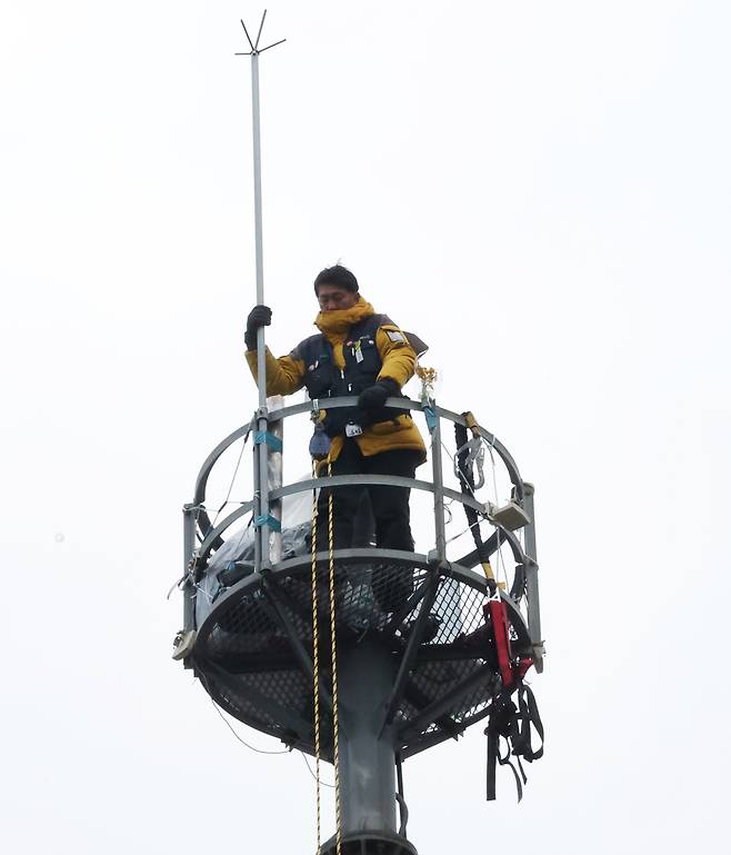 지난달 18일 김형수 금속노조 거제통영고성조선하청지회장이 서울 중구 한화빌딩 앞 철탑에 올라 고공농성을 벌이고 있다. 연합뉴스