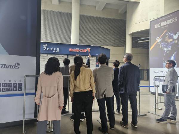 창원NC파크 사고 현장에서 조사를 벌이는 ‘창원시 시설물 사고 조사위원회’. 창원시 제공