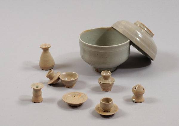 부산 기장군 정관읍 방곡리 유적에서 출토된 백자 합과 명기. 정관박물관 제공