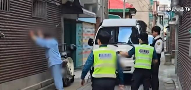 22일 서울 미아역 인근 마트에서 일면식도 없는 여성을 흉기로 살해한 혐의를 받는 30대 남성의 체포 당시 모습. 경찰이 테이저건으로 겨누며 다가가고 있다. 연합뉴스TV 보도화면 캡처