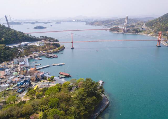 이순신 장군 가묘가 있는 충렬사 너머로 거북선전시관과 남해대교, 노량대교가 보인다.