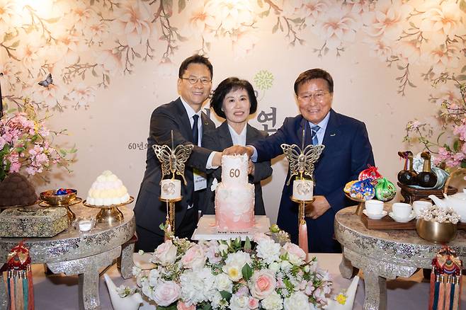 환갑을 맞은 현장 직원 대표로 김춘자 씨(가운데)가 구자관 책임대표사원(오른쪽)과 기념촬영을 하고 있다. 삼구아이앤씨