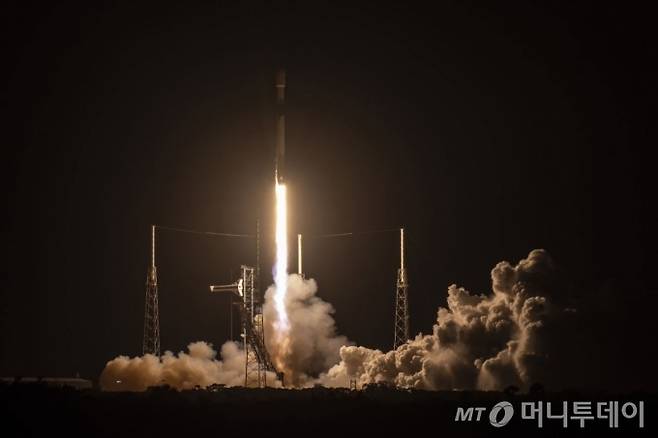 군사정찰위성 4호기가 22일 오전 9시48분(현지시간 21일 저녁 8시48분)쯤 미국 우주탐사기업 스페이스X 팰컨9 로켓에 실려 성공적으로 발사되고 있다. / 사진=SpaceX