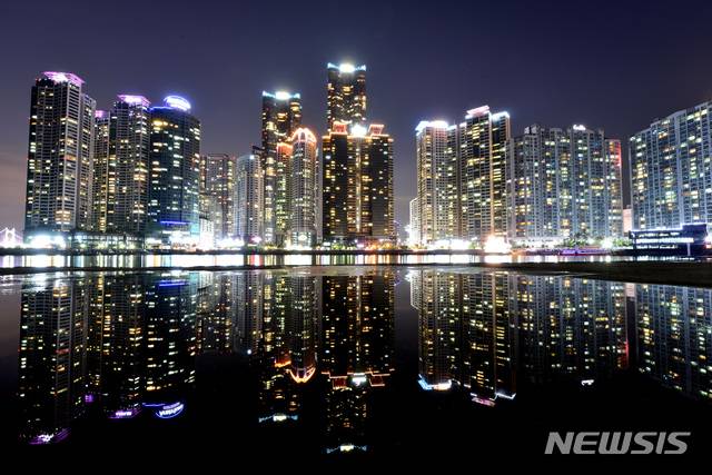 지방 고급 아파트의 상징처럼 여겨졌던 해운대 초고층 단지들 야경 2019.04.25. 사진 해운대구