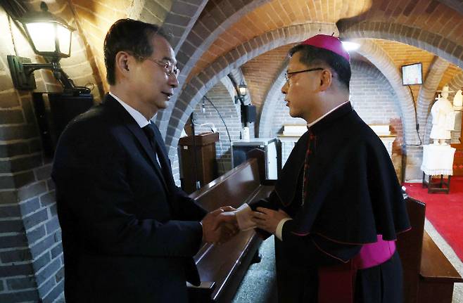 한덕수 권한대행, 명동대성당 프란치스코 교황 빈소 조문 (서울=연합뉴스) 홍해인 기자 = 한덕수 대통령 권한대행 국무총리가 22일 서울 명동대성당에 마련된 프란치스코 교황 빈소를 찾아 조문하기 앞서 서울대교구장 정순택 대주교와 인사하고 있다. 2025.4.22 hihong@yna.co.kr (끝) <저작권자(c) 연합뉴스, 무단 전재-재배포, AI 학습 및 활용 금지> 연합뉴스