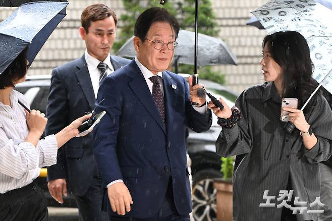 이재명 더불어민주당 대선 경선 후보가 22일 오전 서울 서초구 서울중앙지방법원에서 열린 '대장동 배임·성남FC 뇌물' 1심 속행 공판에 출석하고 있다. 류영주 기자