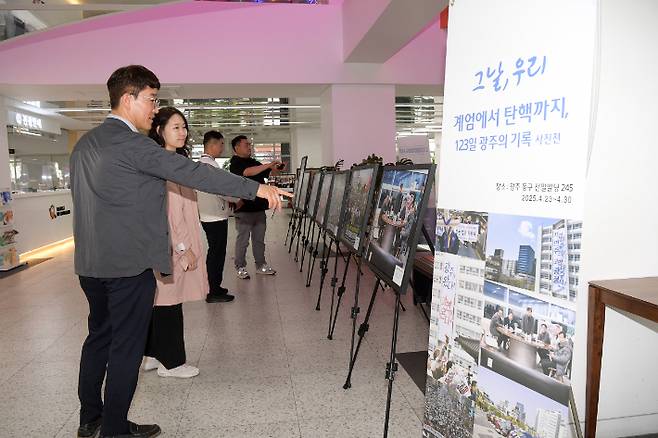 지난해 12·3 계엄부터 최근 대통령 탄핵 선고까지, 123일 동안 광주의 생생한 현장을 기록한 보도사진전 '계엄에서 탄핵까지, 123일 광주의 기록'이 광주전남사진기자회 주관으로 전일빌딩245 1층 로비에서 열린다. 광주전남사진기자회 제공