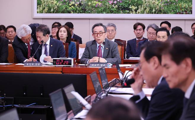조태열 외교부 장관(가운데)이 23일 국회에서 열린 외교통일위원회 전체회의에서 의원 질의에 답변하고 있다. 왼쪽은 김영호 통일부 장관. 연합뉴스