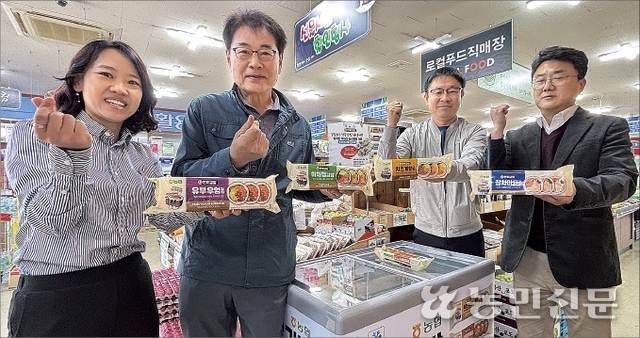 충남 당진 순성농협 강도순 조합장(왼쪽 두번째)과 임직원들이 ‘한끼김밥’ 판로 확대를 다짐하고 있다.