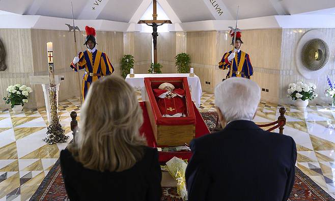 22일(현지시간) 이탈리아 대통령 세르히오 마타렐라(오른쪽)와 그의 딸 로라가 바티칸의 개인 예배당 안에 안치된 고 프란치스코 교황에게 경의를 표하고 있다. AP연합뉴스