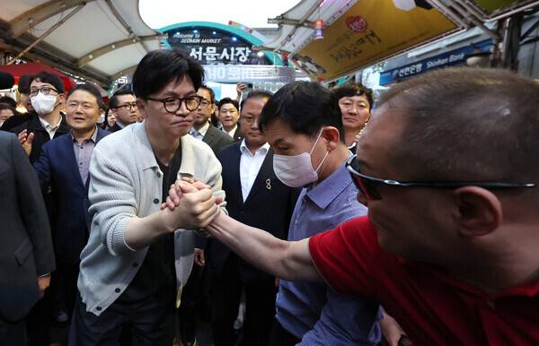 지난 20일 한동훈 국민의힘 대선 경선 후보가 대구 중구 서문시장을 찾아 시민들과 악수를 하고 있다. 대구=뉴시스