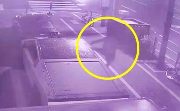 22일 강남경찰서에 따르면 여행비자로 입국한 30대 중국인 A씨는 지난 15일 오전 2시쯤 강남구 논현동에서 모 병원 소유의 사이버트럭을 발로 차 사이드미러를 부수고 달아난 혐의를 받는다. 사진은 피해 병원이 소셜미디어(SNS)에 게시한 현장 폐쇄회로(CC)TV 영상. A씨가 사이버트럭을 ‘날아차기’ 하는 모습. 2025.4.15 스레드