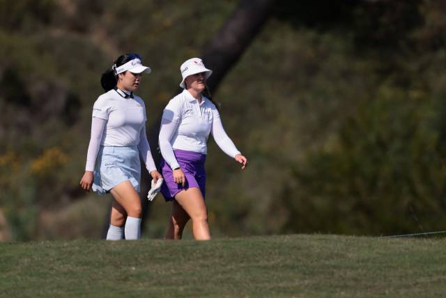 린드블라드(오른쪽)와 동반 라운드를 하고 있는 윤이나. 사진 제공=AFP연합뉴스