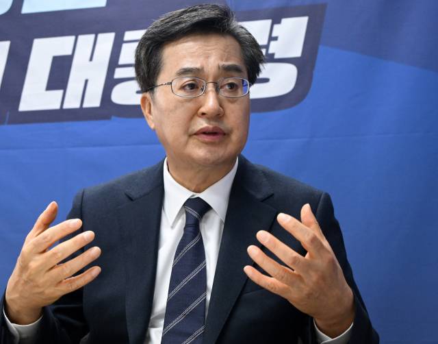 김동연 더불어민주당 대선 예비후보가 22일 서울 여의도 캠프 사무실에서 서울경제신문과 인터뷰를 갖고 있다. 성형주 기자